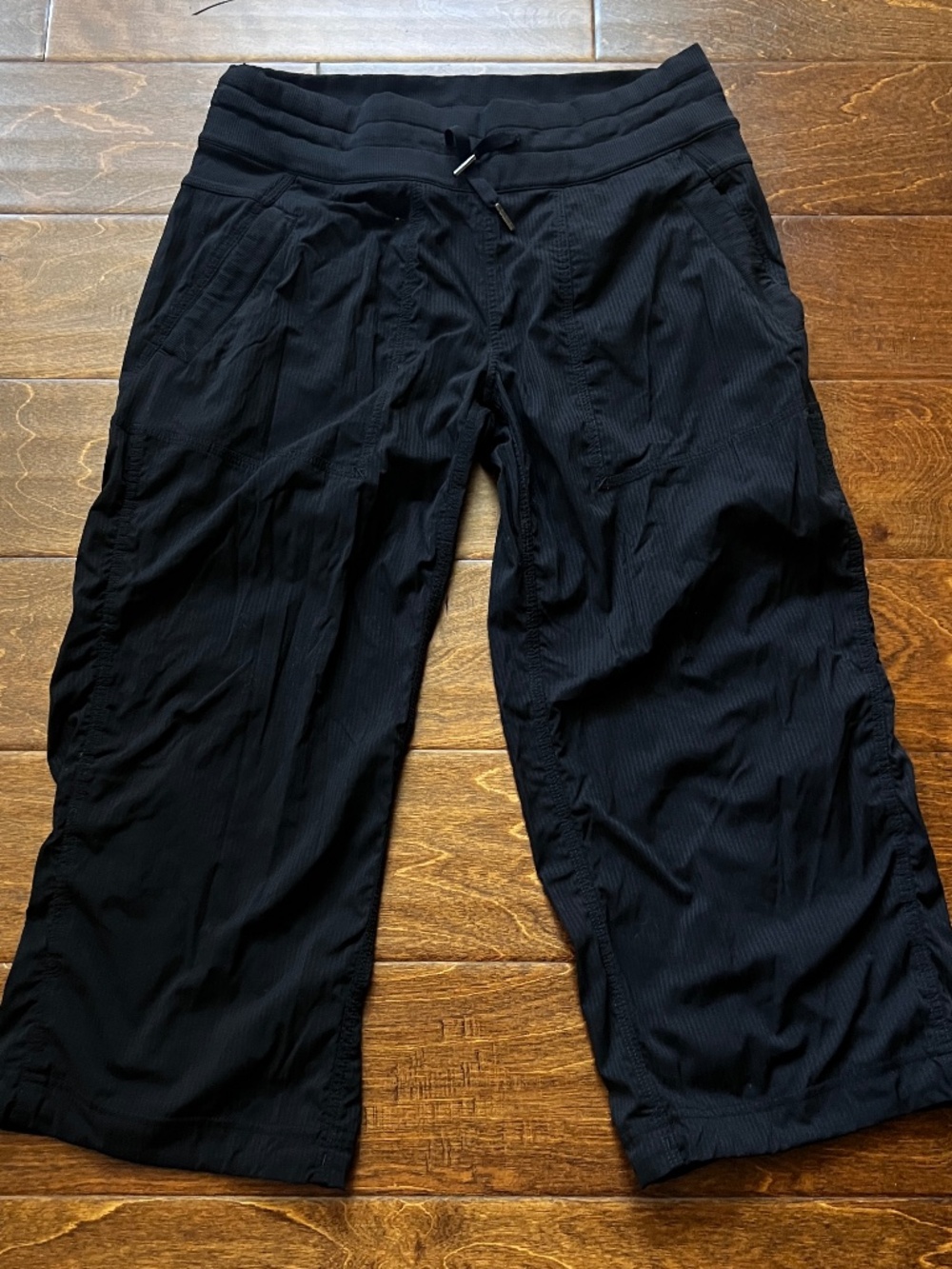 Lululemon Women’s Black Capri Wind Pants Pockets Size 6
